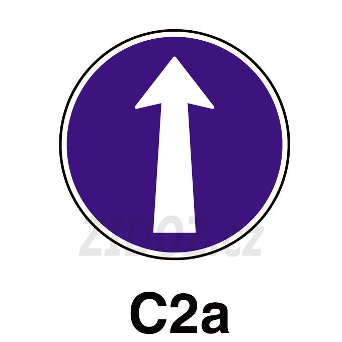 C02a - Přikázaný směr jízdy přímo