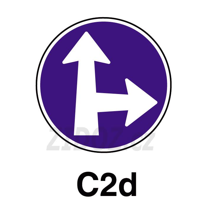 C02d - Přikázaný směr jízdy přímo a vpravo